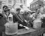 102604 Afbeelding van burgemeester H.J.L. Vonhoff die een stuk gebraden 0s voorsnijdt op de Kalisbrug te Utrecht, ...